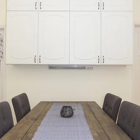 Apartment Captains House *